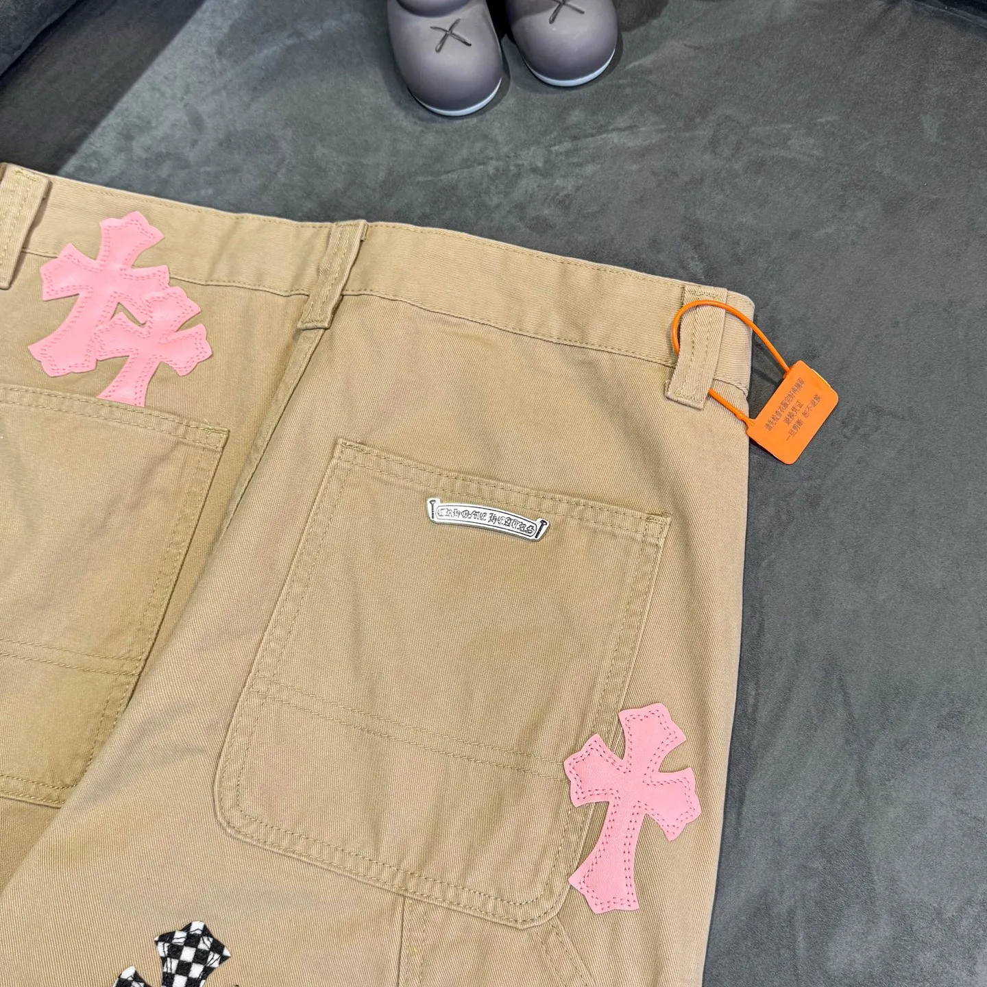 P270 CHROME HEARTS 2025 new khaki logging pink checkerboard cross leather couple style loose jeans Top ceiling quality Styles with different washed textures are very friendly to people with thin legs and thick legs. The straight and loose version is very flattering to the leg shape. The moderate length will never go out of style, easy to match with casually, the basic styling of various styles, a must-have in the wardrobe! The fabric is stiff but also makes the upper body soft without losing texture. The washing process is even more perfect. It is a must-have item for everyone! ! ! Color: Khaki Size: 28/30/32/34 Waist: 75/80/85/90 Knee: 45.5/47/48.5/50 Pants length: 102/104/106/108